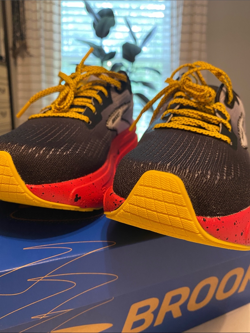 Brooks Ghost Max 2 Mickey Mouse size 8.5 - Picture 4 of 6